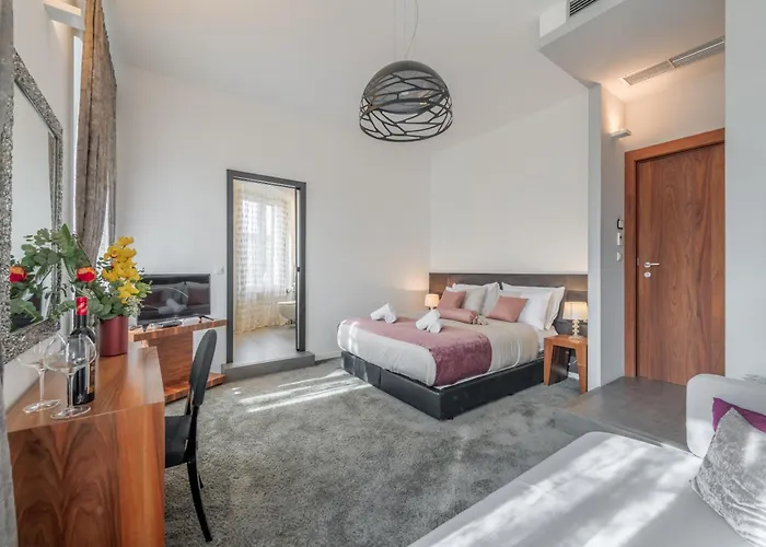 Starlight Luxury Bed and Breakfast 4*