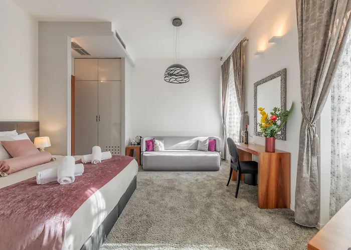 Starlight Luxury Bed and Breakfast 4*