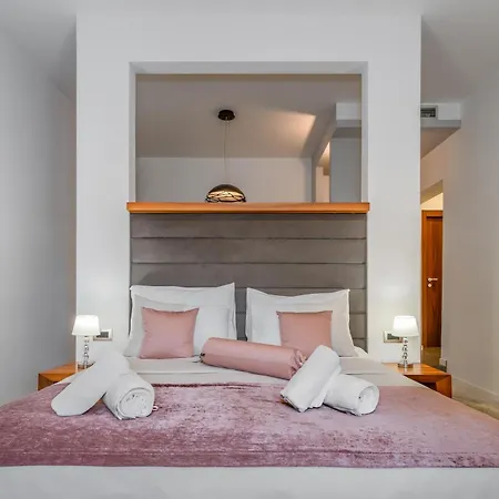 Starlight Luxury Suites Bed & Breakfast 4*