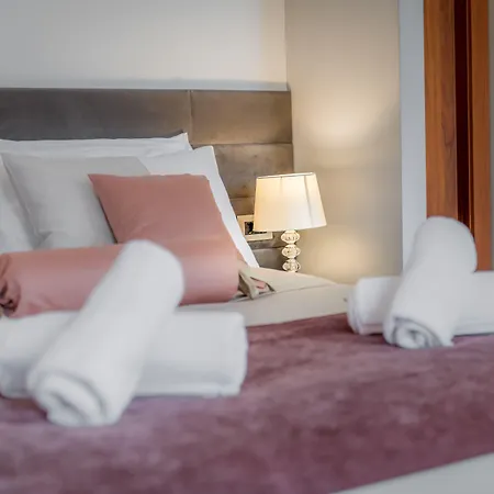 Starlight Luxury Suites 4*