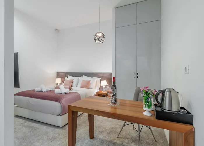 לינה וארוחת בוקר Starlight Luxury 4*